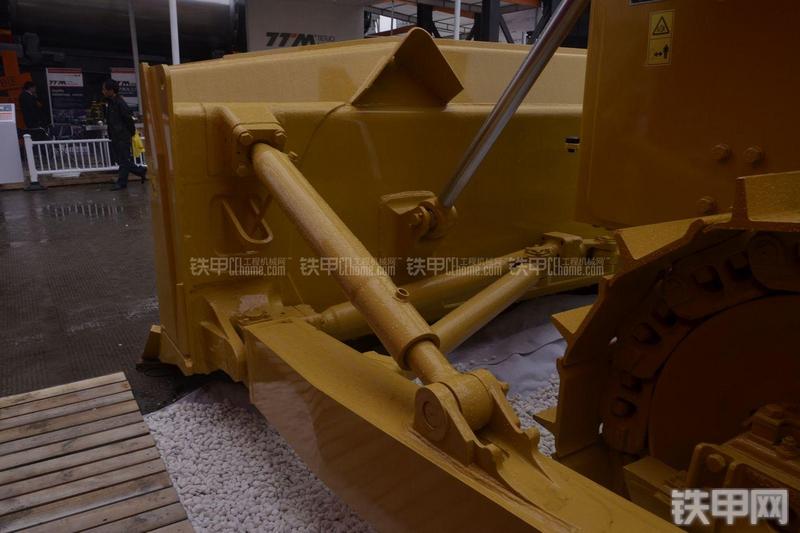 彭浦PD320Y-1推土机局部