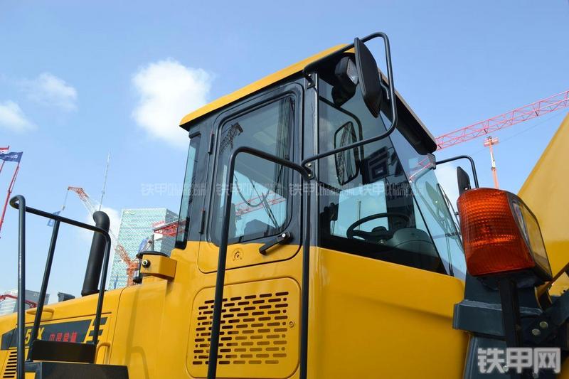 国机常林956X装载机局部