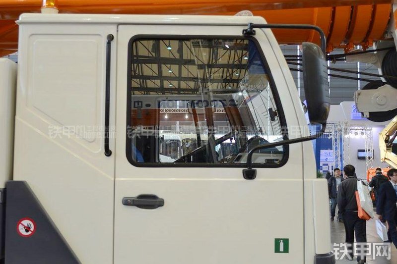 中联重科QY55V起重机局部