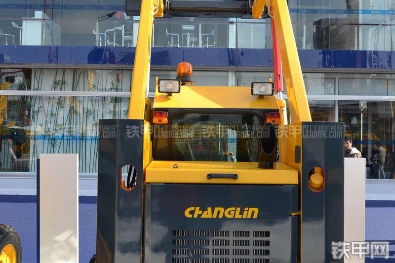 国机常林275滑移装载机整机外观