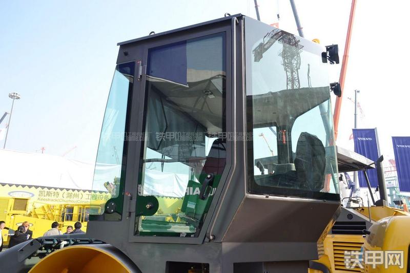 沃尔沃DD138HF压路机局部