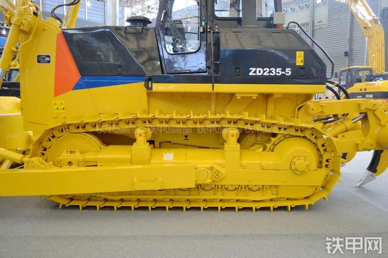 中联重科ZD230-5推土机局部