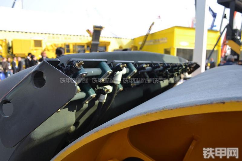 沃尔沃DD138HF压路机局部