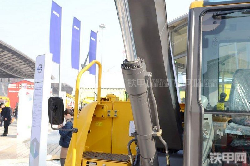 沃尔沃EC80D挖掘机局部