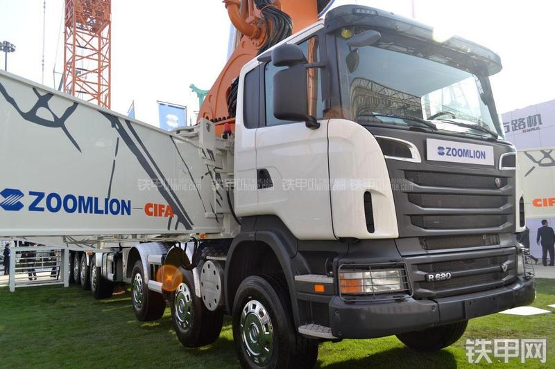 中联重科ZLJ5910THBS-101-7RZ泵车局部