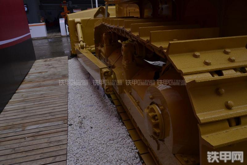 彭浦PD320Y-1推土机局部