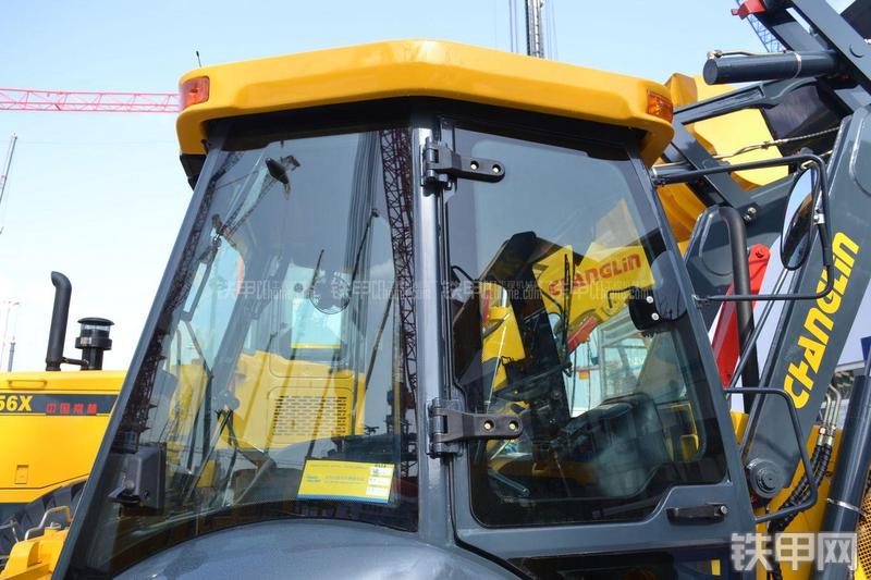 国机常林620CS挖掘装载机局部