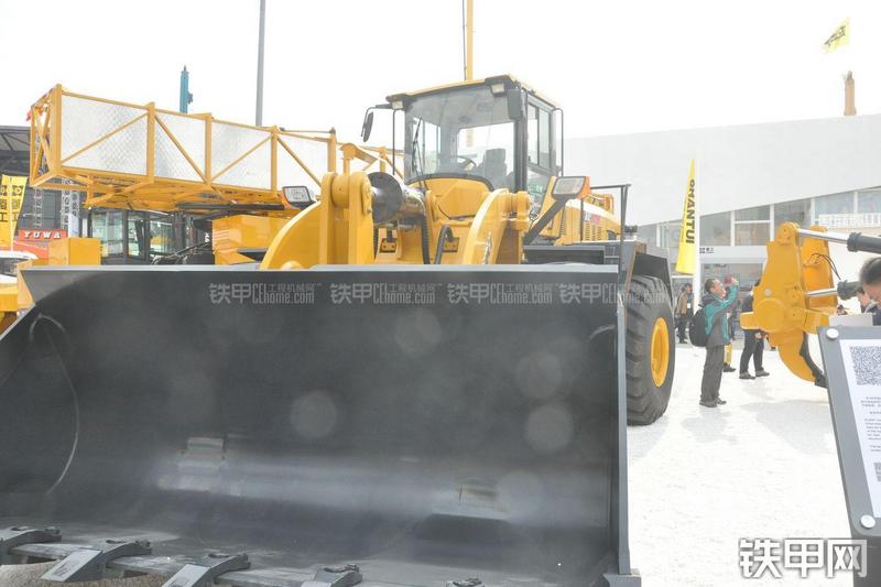 山推SL80W装载机局部