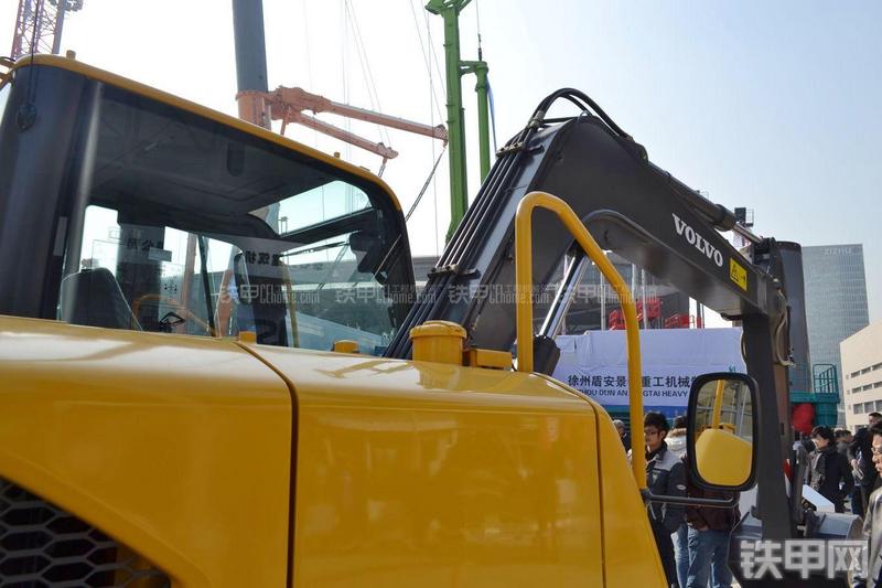 沃尔沃EC80D挖掘机局部