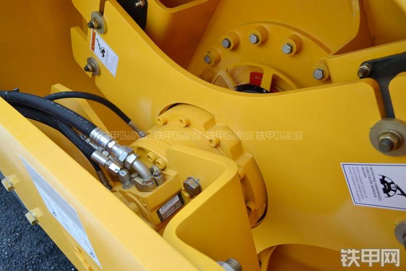 沃尔沃DD138HF压路机局部