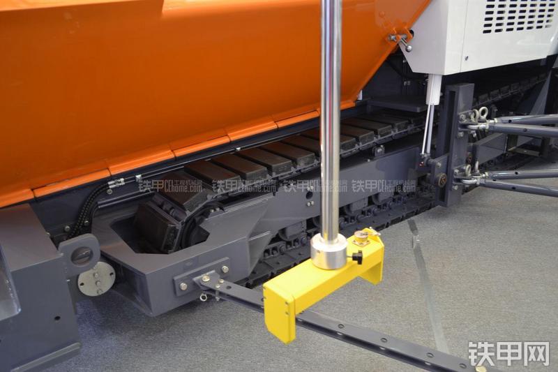 中联重科SUPER165沥青摊铺机局部