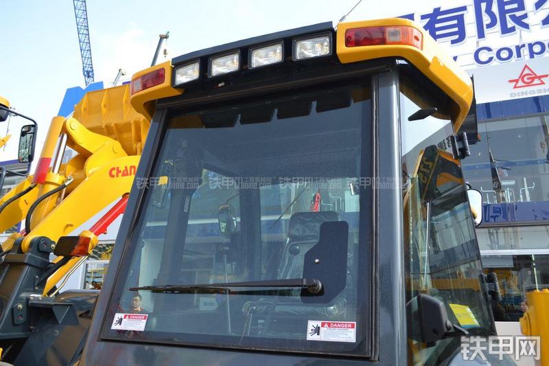 国机常林620CS挖掘装载机局部