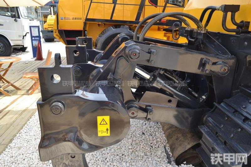 国机洛建YD230液力传动推土机局部