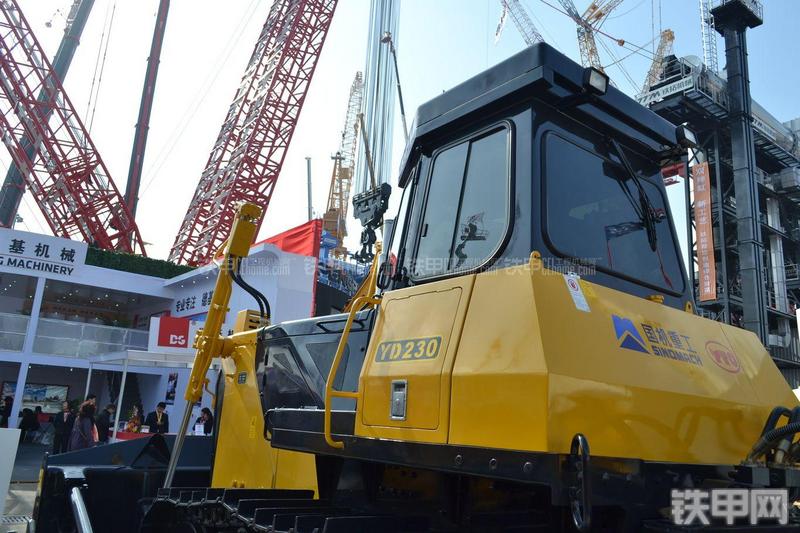 国机洛建YD230液力传动推土机局部