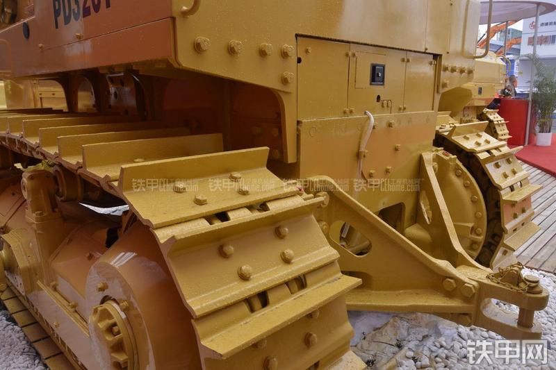 彭浦PD320Y-1推土机局部