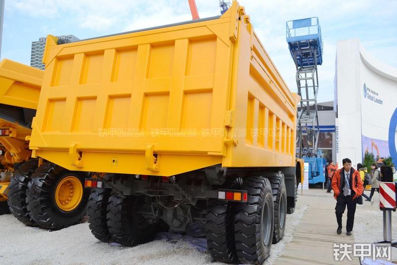 中环动力M420多桥非公路自卸车整机外观