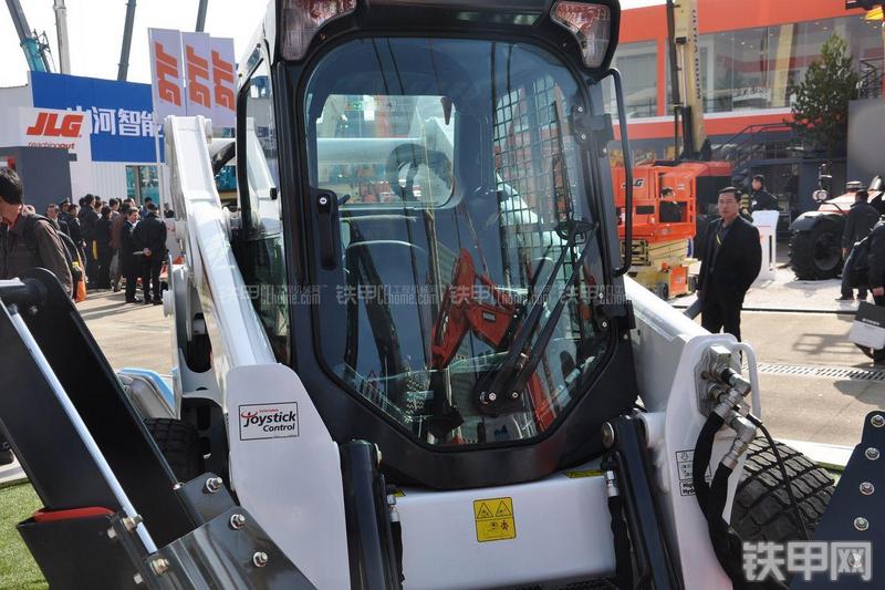 山猫A770四轮转向滑移装载机局部