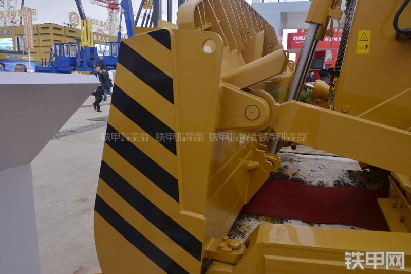 宣工SD9高驱动推土机局部