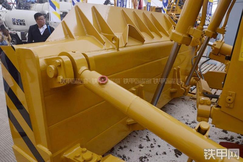 宣工SD7D推土机局部