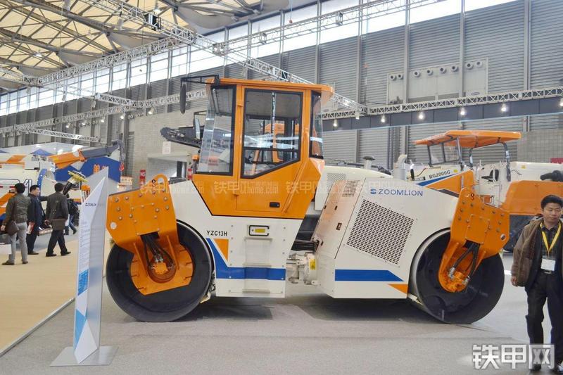 中联重科YZC13H压路机整机外观