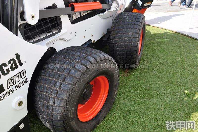山猫A770四轮转向滑移装载机局部