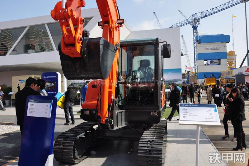 迪万伦DX60挖掘机局部