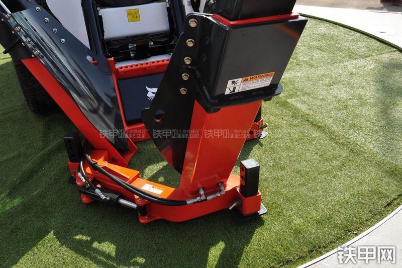 山猫A770四轮转向滑移装载机局部