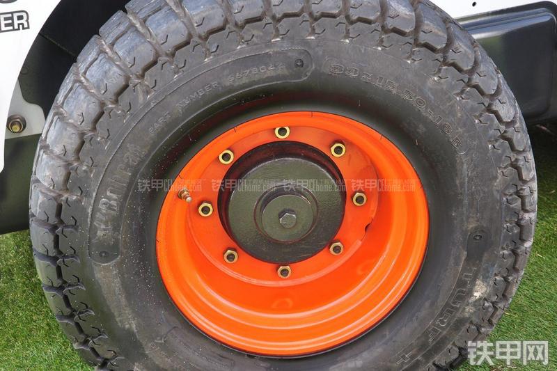 山猫A770四轮转向滑移装载机局部