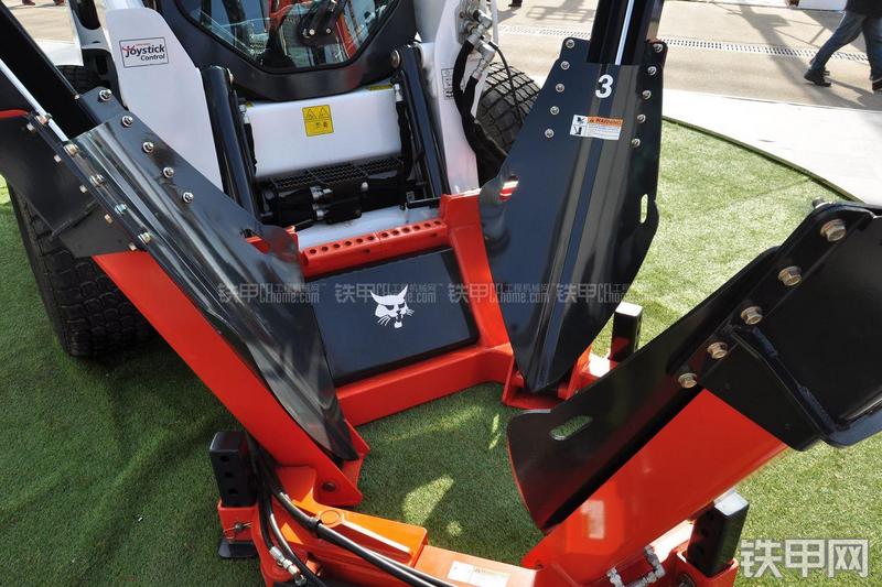 山猫A770四轮转向滑移装载机局部