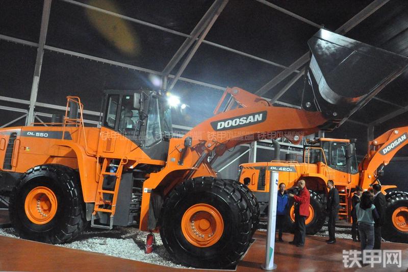 迪万伦DL550装载机整机外观