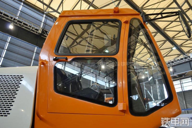 中联重科YZ35A压路机局部