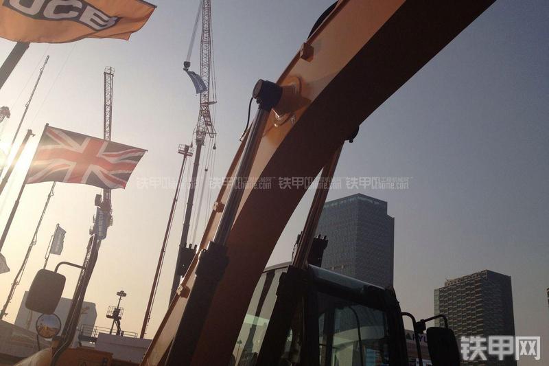 杰西博JS240LC挖掘机局部