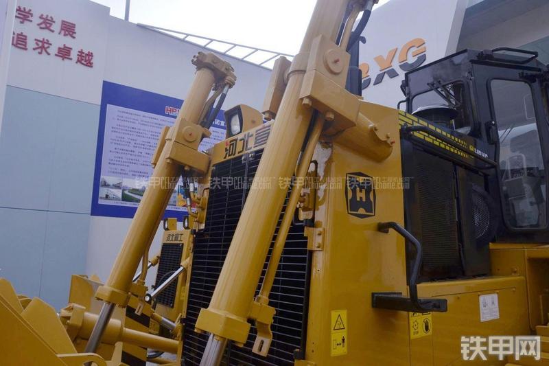 宣工SD7D推土机局部