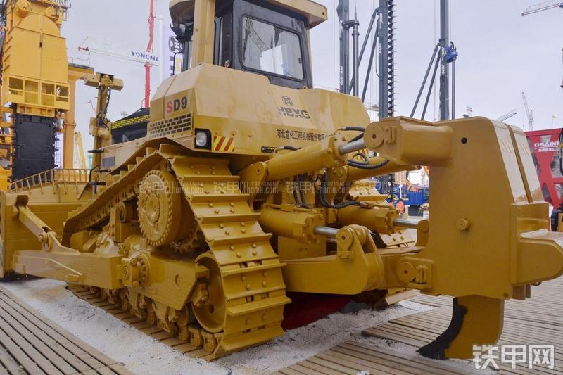 宣工SD9高驱动推土机整机外观