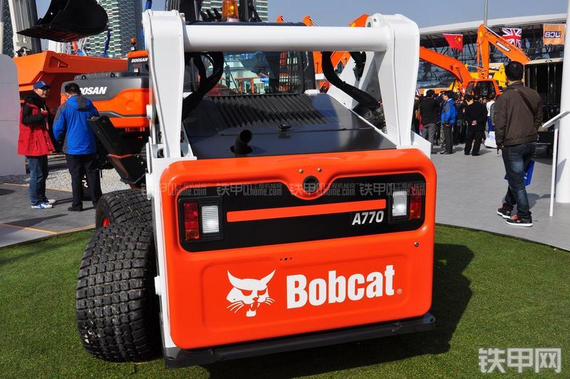 山猫A770四轮转向滑移装载机局部