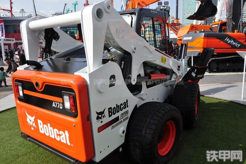 山猫A770四轮转向滑移装载机局部