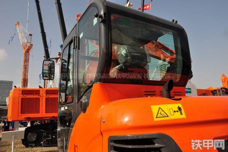 迪万伦DX60挖掘机局部