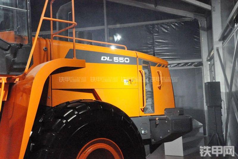迪万伦DL550装载机整机外观