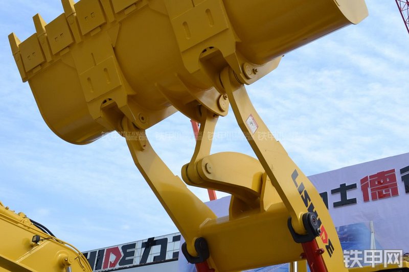 力士德CL956装载机局部