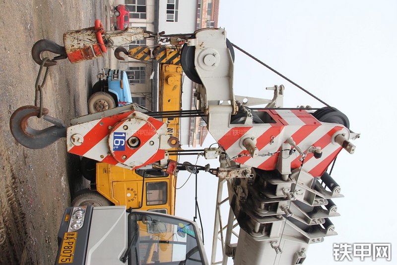 中联重科QY16H431起重机局部