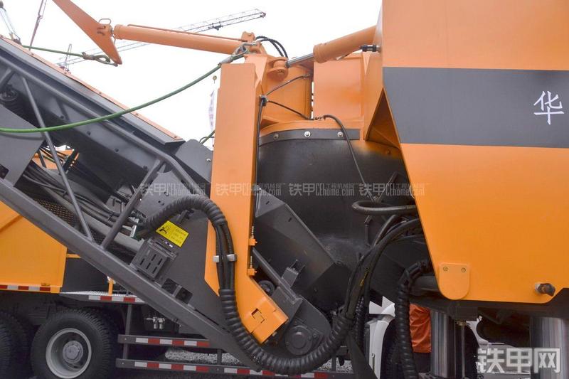 华通动力HM2100A铣刨机局部