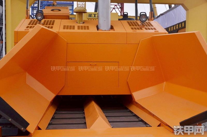 恒天九五SPSE90沥青摊铺机局部