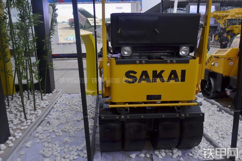 酒井TW330-I压路机整机外观