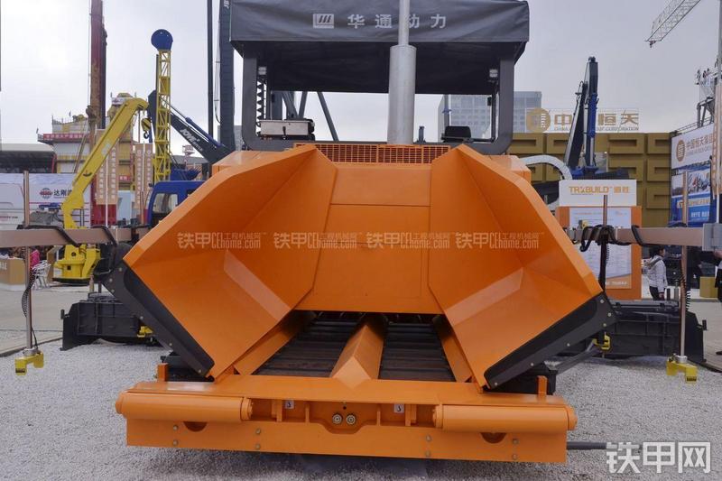 华通动力EPC125D沥青摊铺机整机外观