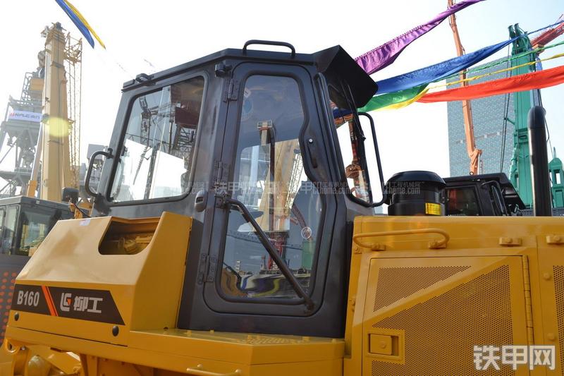 柳工B160推土机局部
