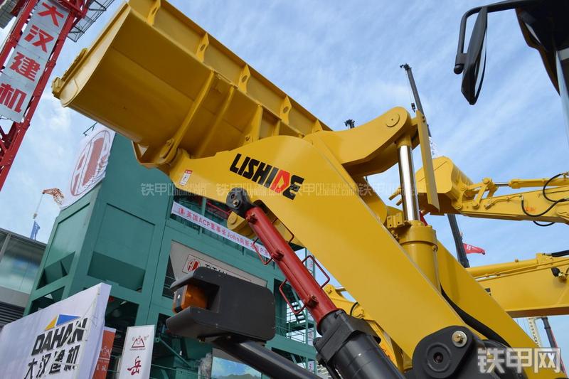 力士德CL956装载机局部