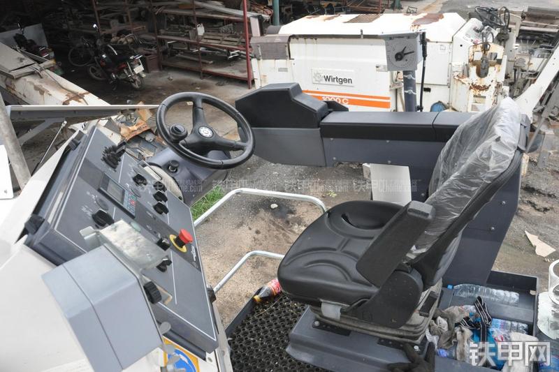 维特根W100铣刨机局部