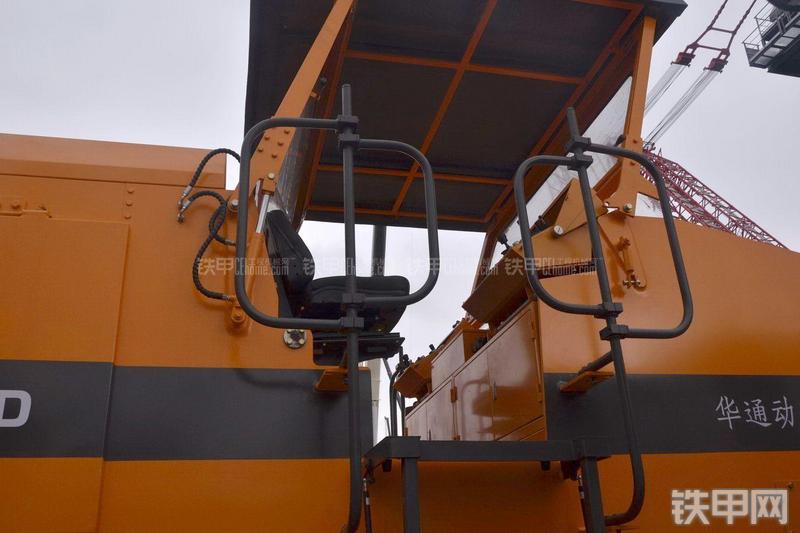 华通动力HM2100A铣刨机局部