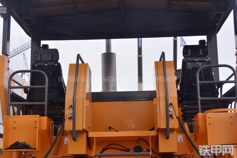 华通动力EPC125D沥青摊铺机局部