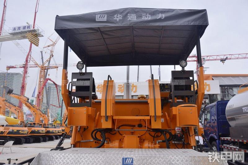 恒天九五SPSE90沥青摊铺机局部